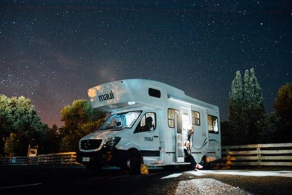 Quels sont les campings situés à la campagne à Ruoms ou dans ses environs?