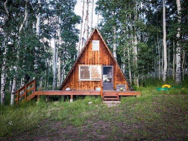Explorer l'art du minimalisme avec la location Tiny House