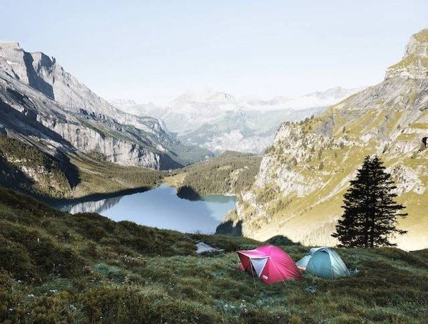 Quel équipement faut-il prévoir pour un séjour en pleine nature dans un camping à la campagne près de Vallon Pont d'Arc ?