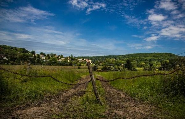 Quels sont les livres et les cartes à consulter pour découvrir la campagne de Macon en camping ?
